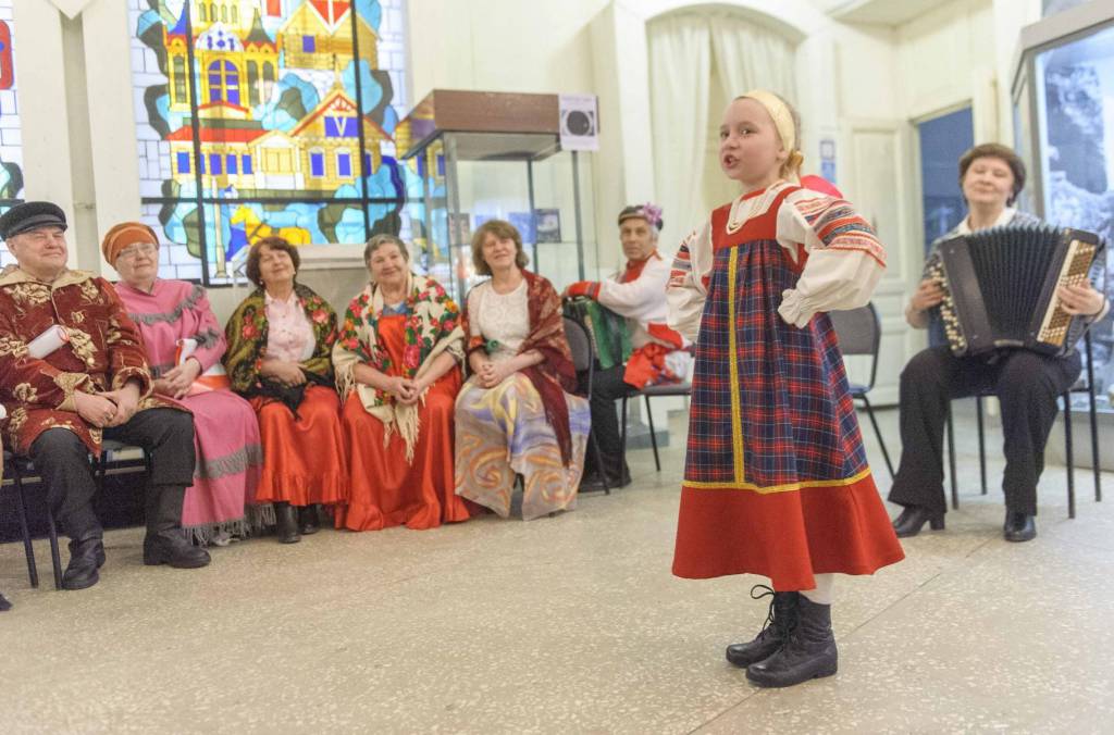 По прибытии на званый вечер гости