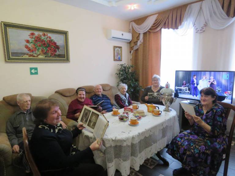 Бывшие одноклассники на школьном вечере встреч делились жизненными успехами и планами алексей